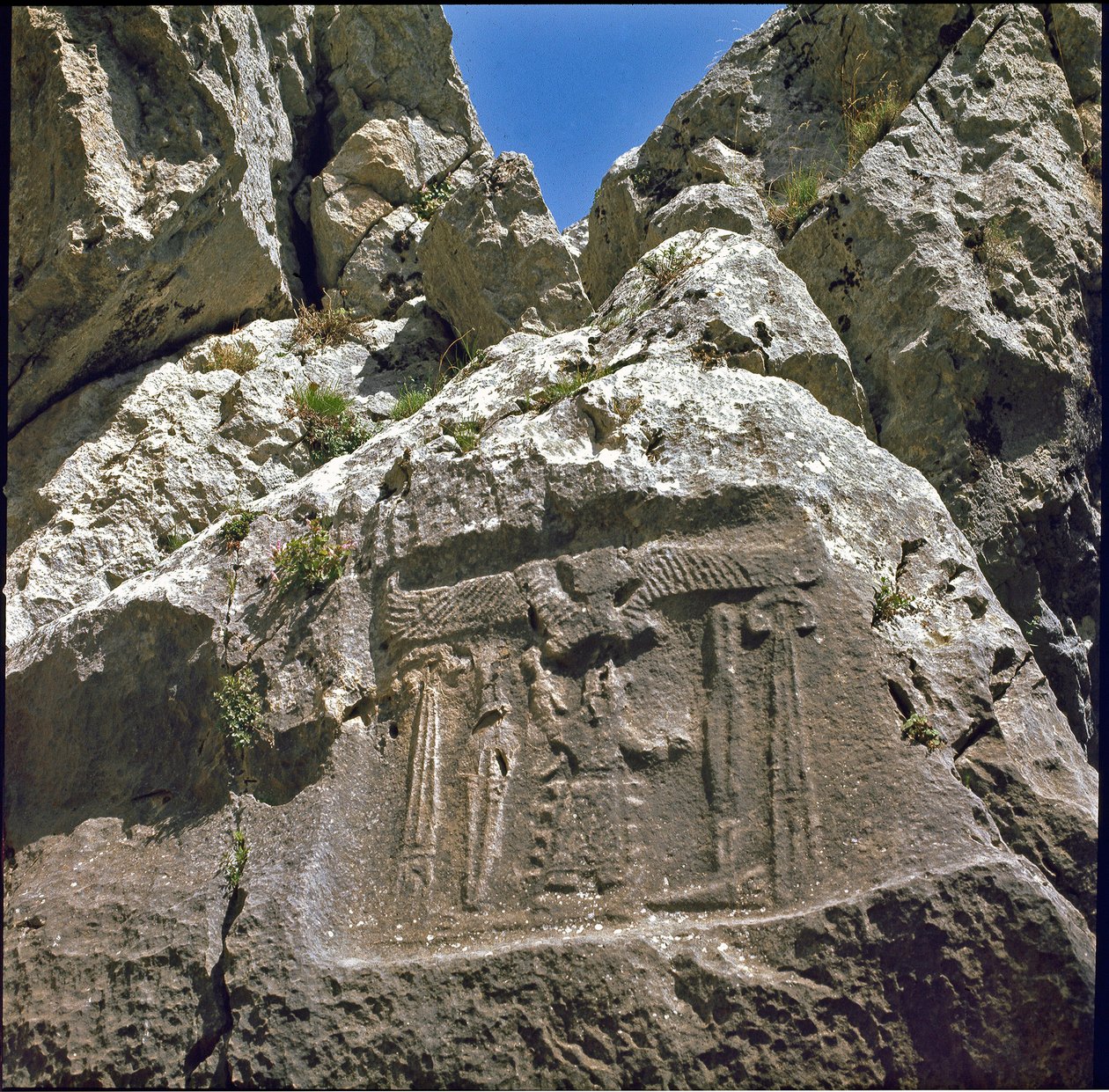Alacsony dombormű, karakterrel egy csúszós lény alatt. Kr.e. 1250-1220 körül. alkotó: Hittite
