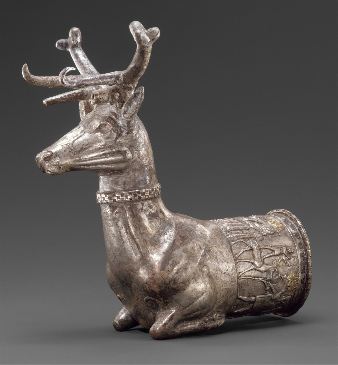 Egy szarvas elülső részében végződő hajó, ie 1300 körül (ezüst, arany berakás) alkotó: Hittite