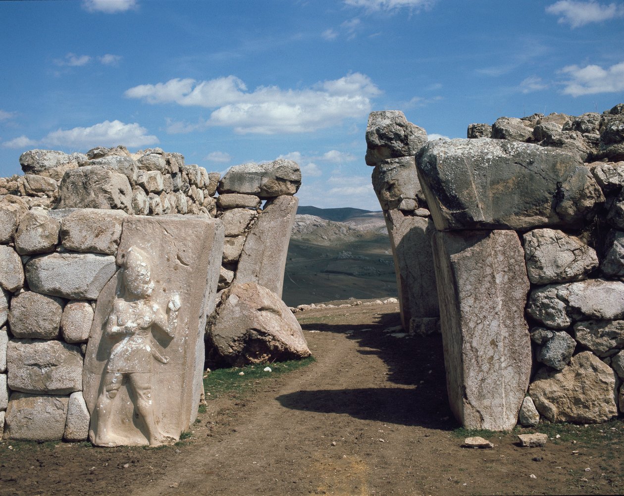 A király kapuja, bal oldalán alsó domborművel, amely a háború istenét ábrázolja alkotó: Hittite Hittite