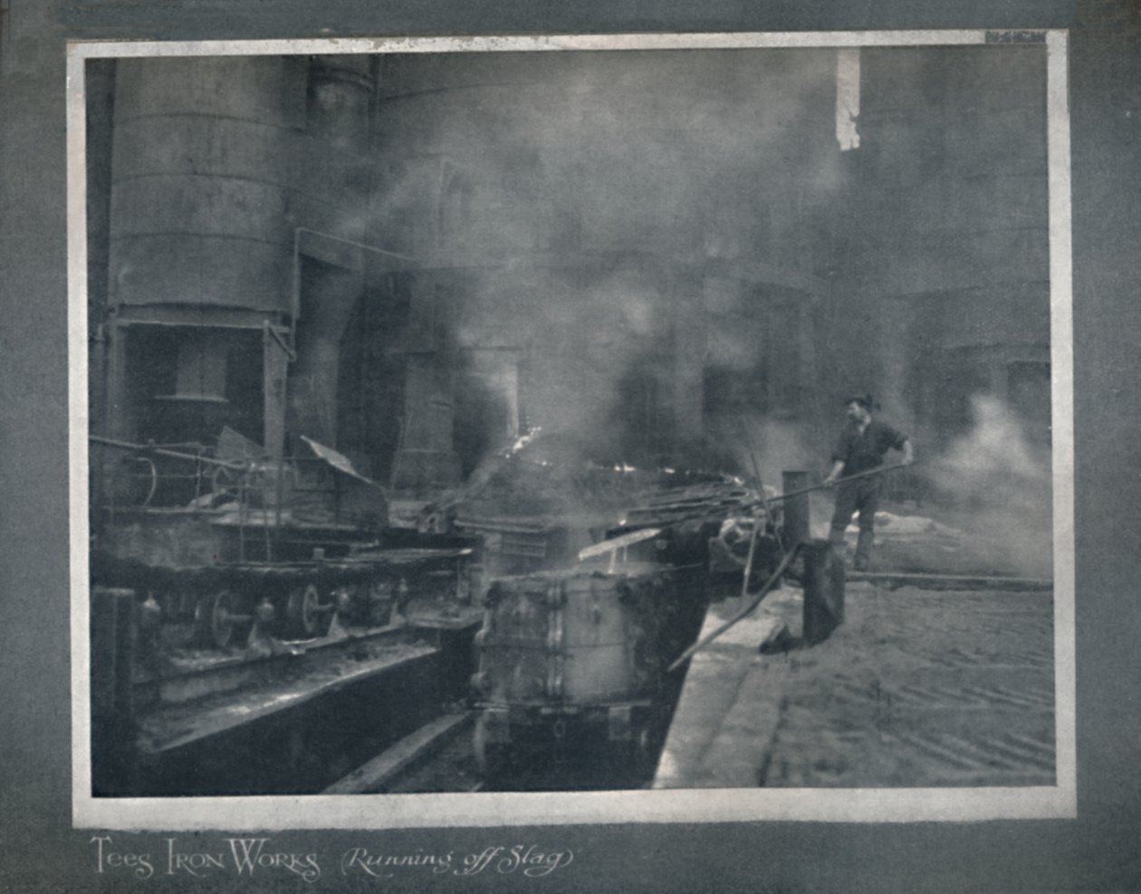 Tees Iron Works - Running Off Slag, 1919 alkotó: Hood and Co. Ltd
