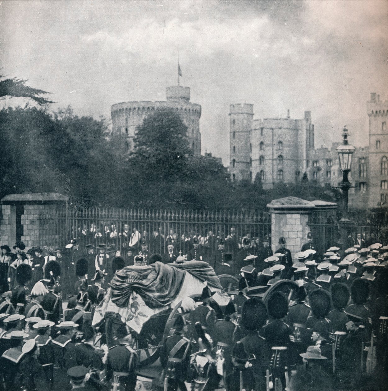 VII. Edward király halottaskocsiját behúzzák a windsori kastély területére, 1910 1911 alkotó: Horace Walter Nicholls