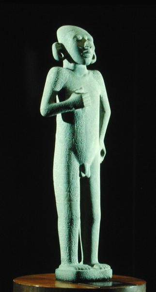 Tamuin fiatalember, késő posztklasszikus kor (1300-1521) (kő) (lásd még 207852) alkotó: Huaxtec Huaxtec