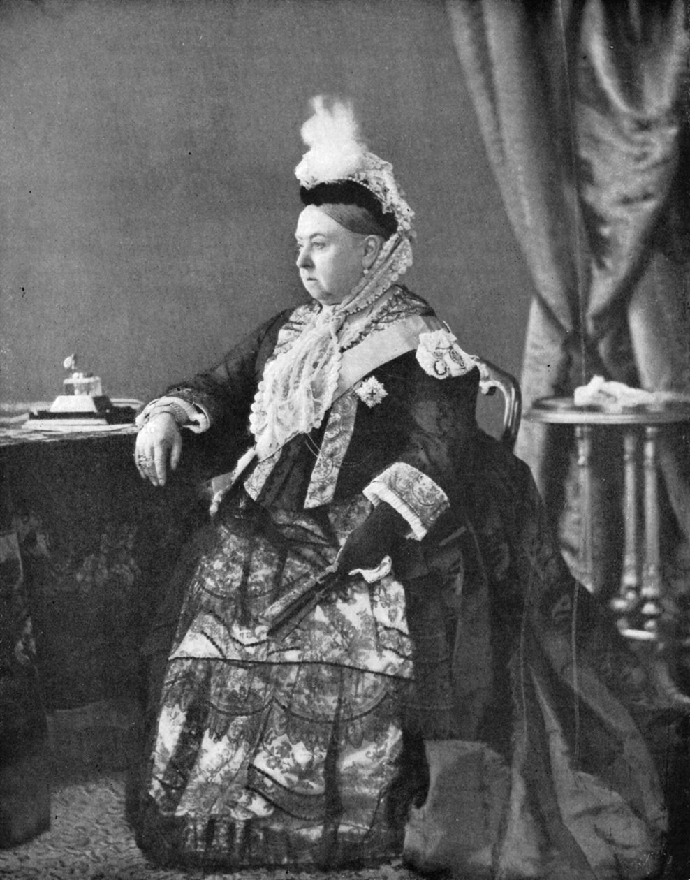 Viktória királynő abban a ruhában, amelyet az 1887-es Arany Jubileumi istentiszteleten viselt. alkotó: Hughes and Mullins