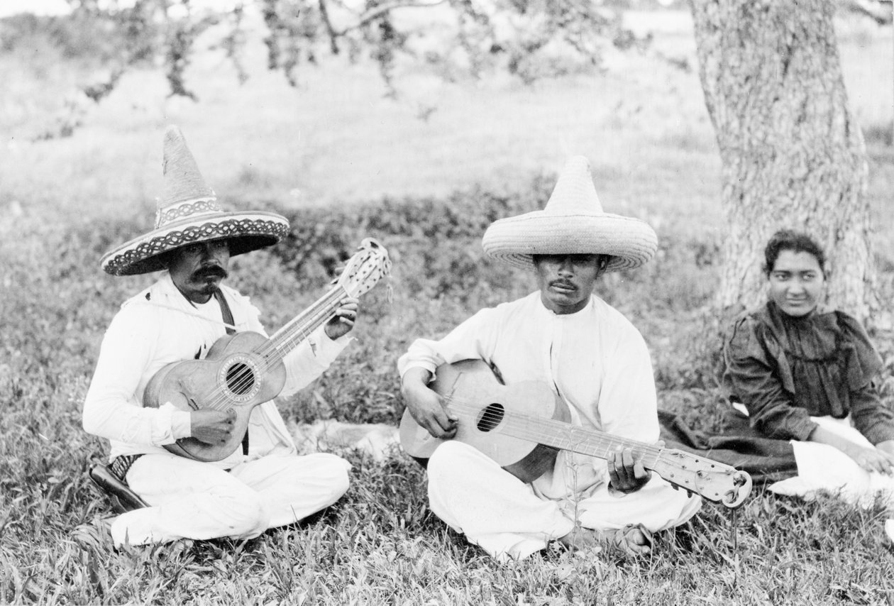 Mexikói zenészek gitároznak, 1920 körül (fekete-fehér fotó) alkotó: Hugo Brehme