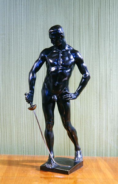 A vívó (bronz) alkotó: Hugo Lederer
