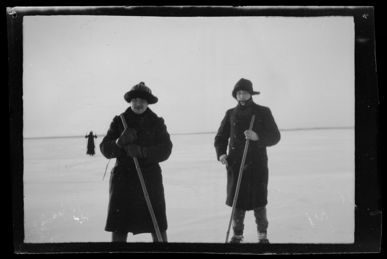 Arne Homén és Guido Simberg síel a jégen alkotó: Hugo Simberg