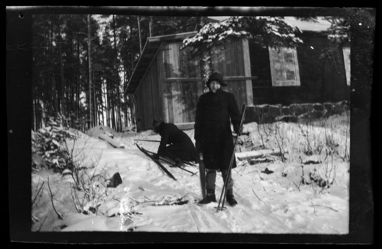 Arne Homén és Guido Simberg és síléceik alkotó: Hugo Simberg