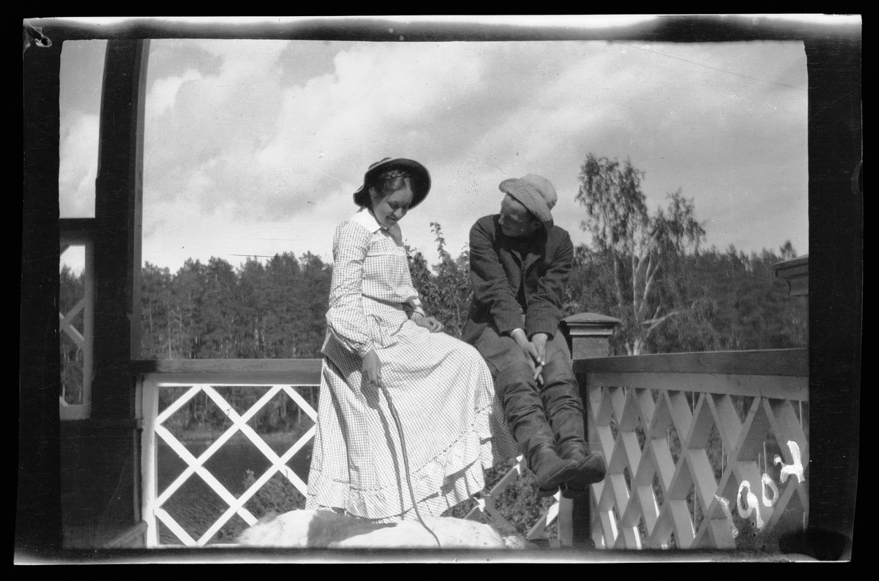 Erna és Guido Simberg és Sarto a Rózsaszín Villa verandáján alkotó: Hugo Simberg