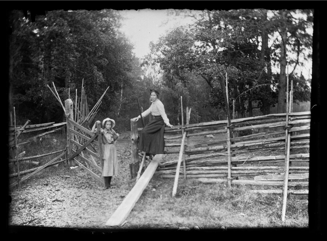 Lilli és Elsa Simberg a Niskapohjai út melletti verandán alkotó: Hugo Simberg