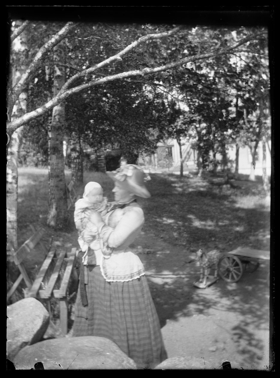 Lilli és Laine Simberg a parkban alkotó: Hugo Simberg