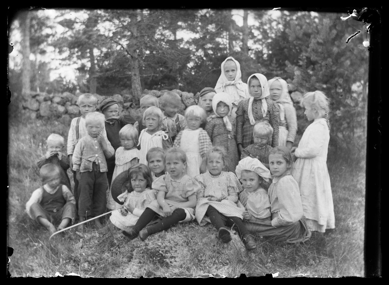 Helyi gyerekek és a Niemenlauta Manor gyermekei alkotó: Hugo Simberg