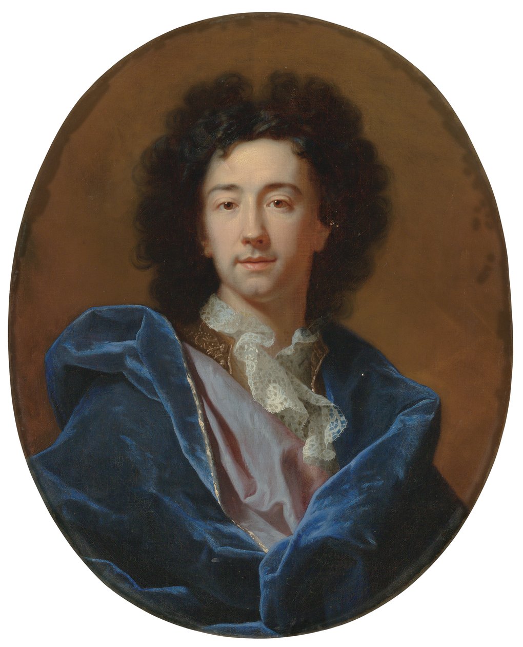 A művész portréja, mellig érő, csipke kravátban, kék köpenyben alkotó: Hyacinthe Francois Rigaud