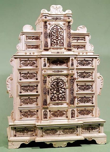 Arannyal, ezüsttel és gyöngyökkel kirakott fiókos szekrény, 1670 körül (faragott elefántcsont) alkotó: Indian School