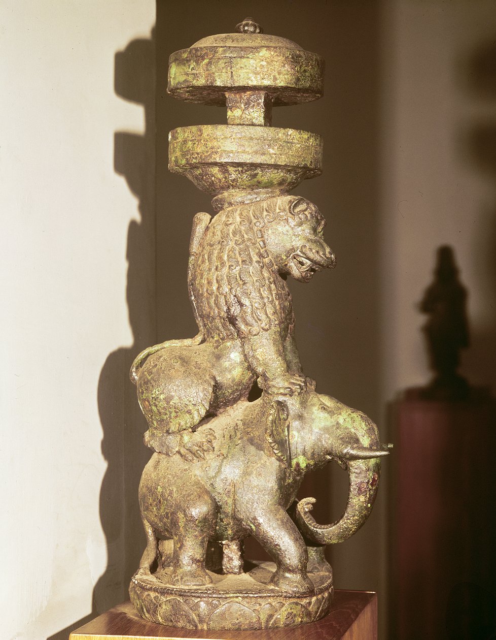 Egy elefántra ültetett oroszlán szobra, Nalanda, Bihar, 9-10. század (bronz) alkotó: Indian School