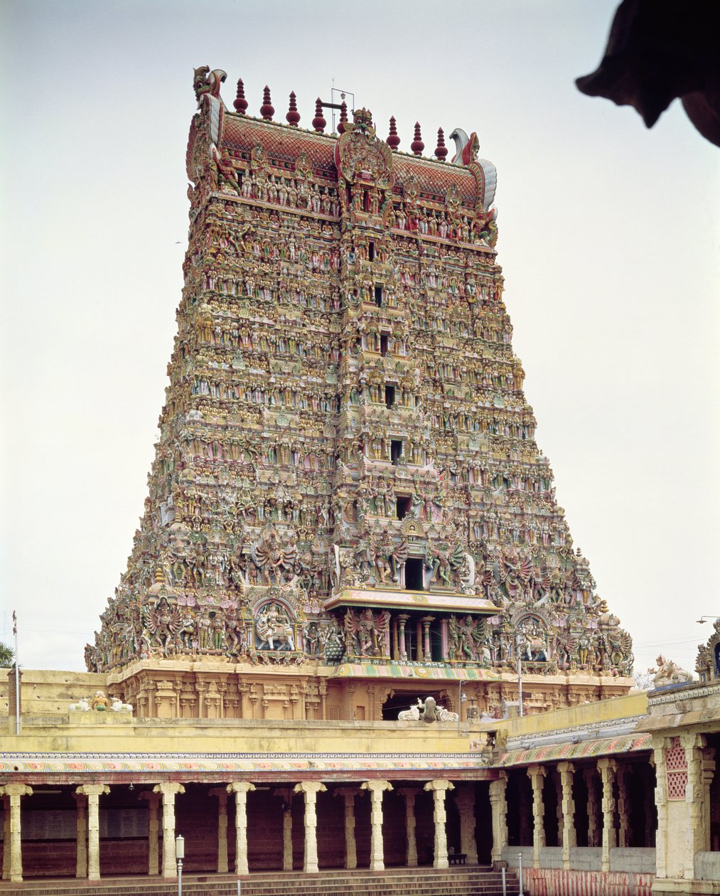 Kilátás a déli gopuram faragott külsejére alkotó: Indian School