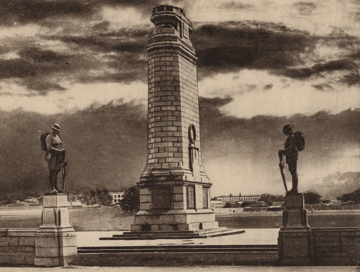 A Cenotaphium a Vilmos-erőddel a háttérben a Maidan túloldalán (fekete-fehér fotó) alkotó: Indian photographer