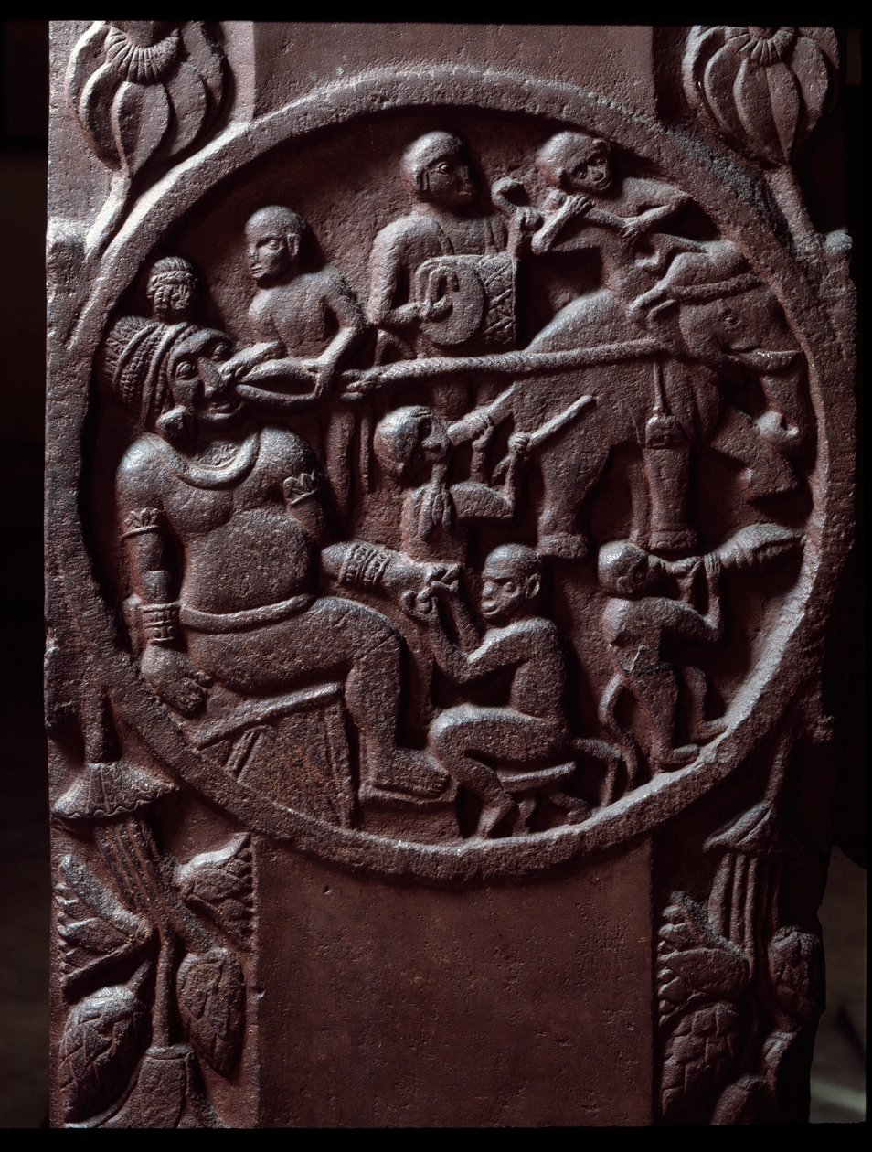 Buddhizmus: „A majmok elfognak egy elefántot, és vonszolják, hogy kihúzzák az óriás fogát) részlet du stupa de Bharhut (Barhut, Barouth) Fekete kő alacsony domborműve, ie 2. század (Kr. e. 2. század) - Kalkutta, indiai múzeum alkotó: Indian School