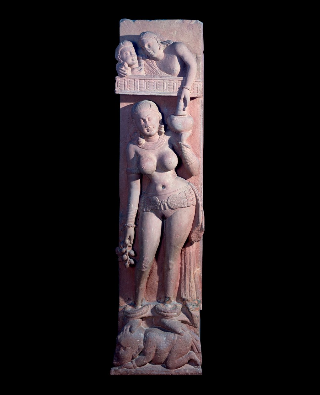 Lányka egy törpén ül, kezében egy szőlő és egy kancsó bor (vörös homokkő szobor, Kushan Empire) alkotó: Indian School
