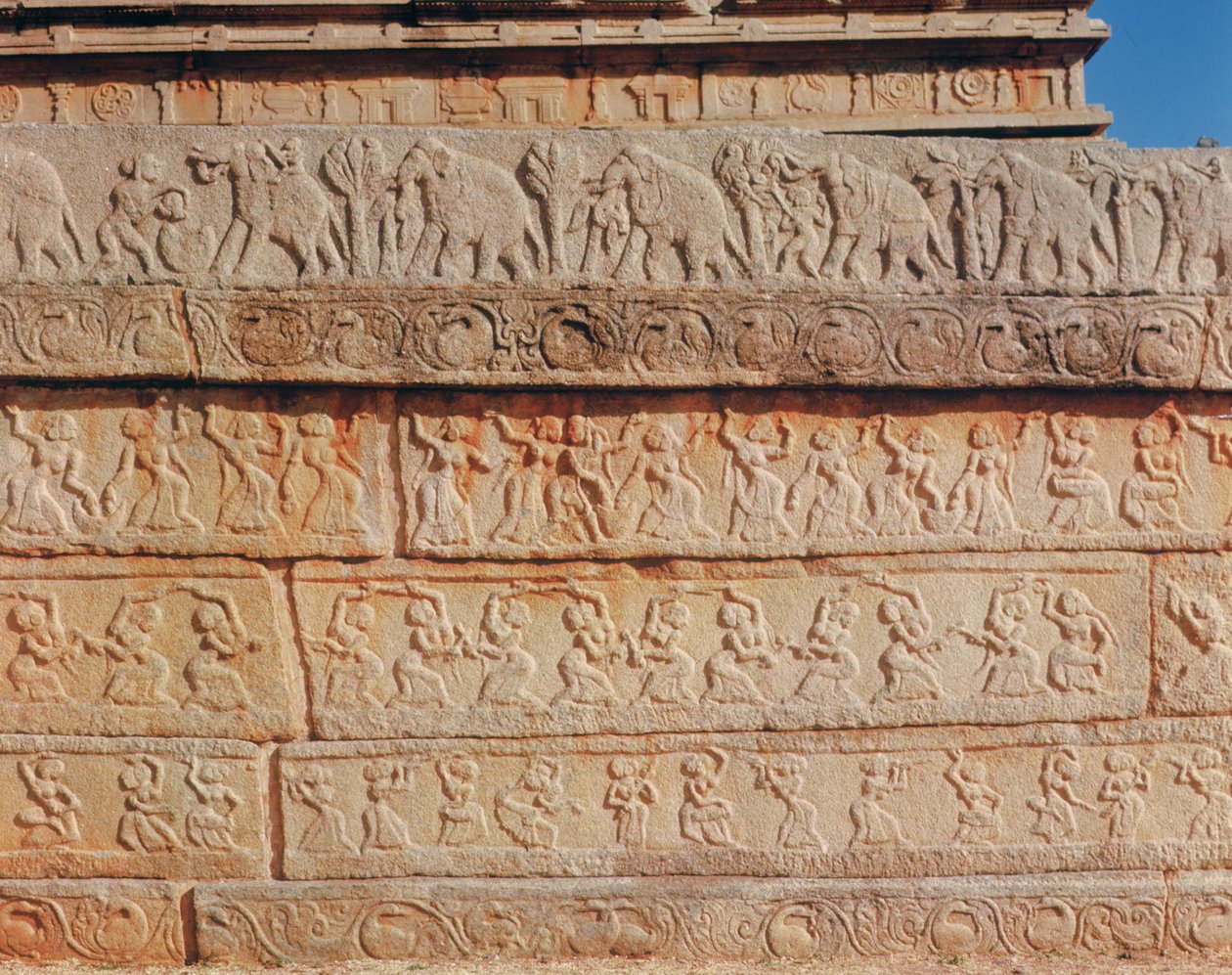 Részlet a falról, a Mahanavami Dibba-nál (kő) alkotó: Indian School