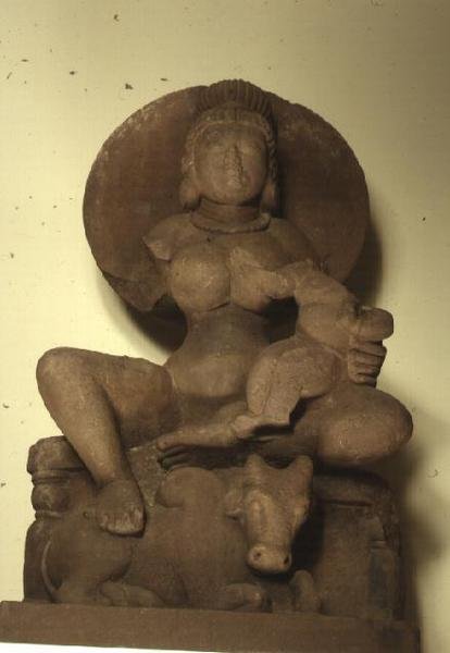 Parvati figurája gyermekével, Skandával, Sagarral (homokkő) alkotó: Indian School