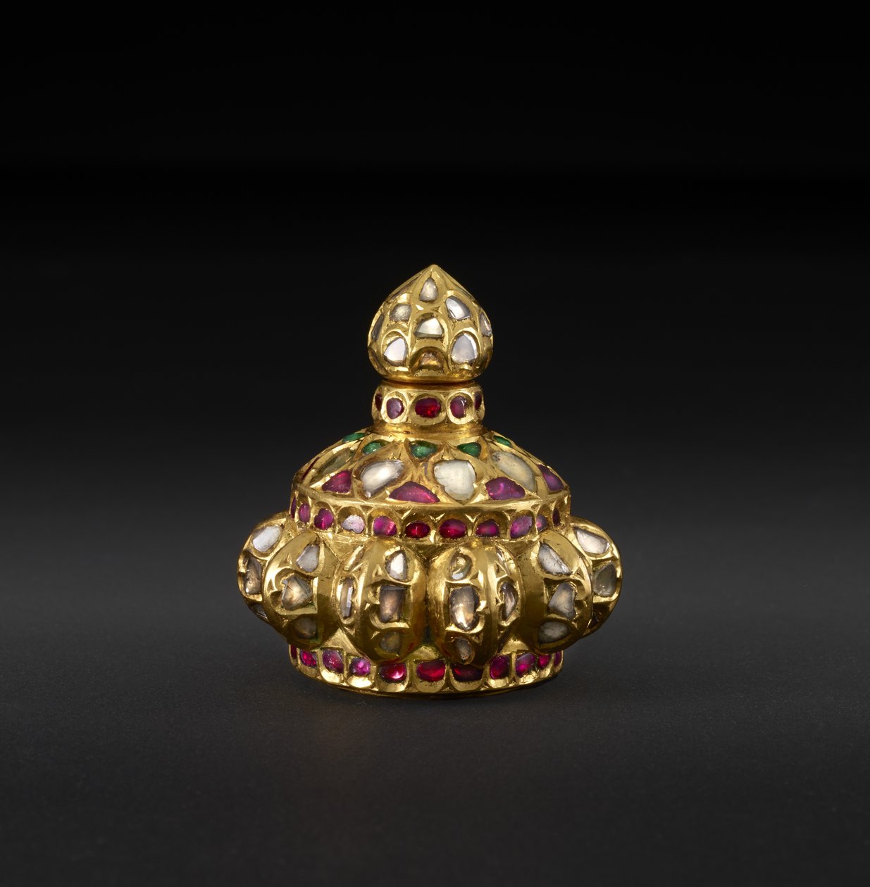 Gem-Set Kohl Bottle, 17. század közepe (arany gyémántokkal, smaragdokkal és rubinokkal) alkotó: Indian School
