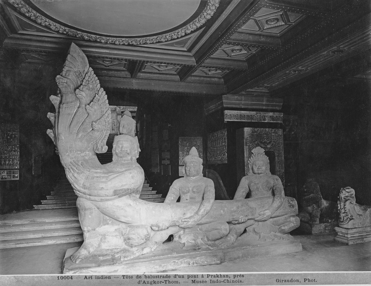 Egy korlát feje, eredetileg a Prakhan-i hídról, Angkor-Thomból alkotó: Indian School