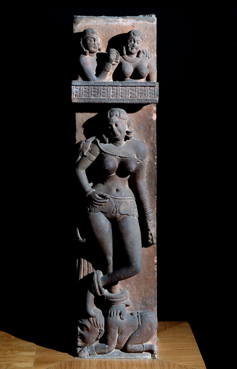 Hinduizmus: Yakshini (Jaksi) természetszellem ábrázolása, papagájjal, törpén áll - (A Yaksi papagájjal, törpén áll) Mathura szobra, gres (Mathura szobor, homokkő) 2. század ( 2. század) Kalkutta, indiai múzsa alkotó: Indian School