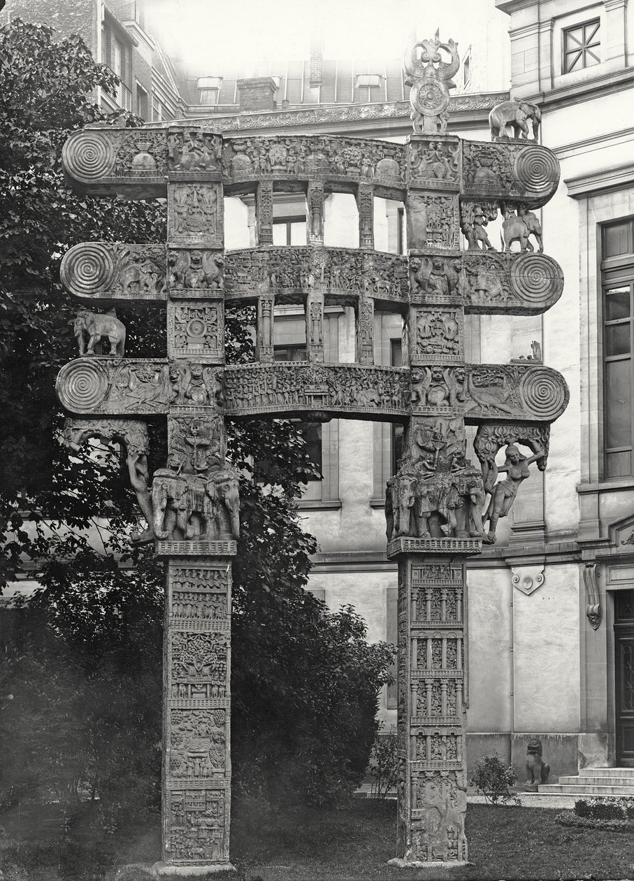 A sanchie-i kúp keleti kapuja alkotó: Indian School