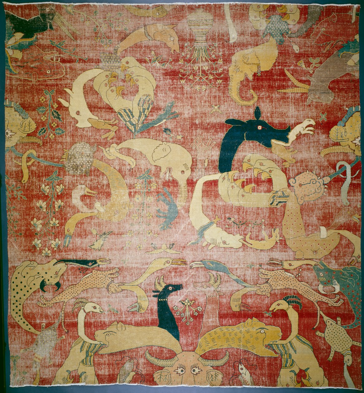 Részlet egy szőnyegből fantasztikus állatokkal vörös földön, Mogul, 158085 körül (pamut és gyapjú halom) alkotó: Indian School