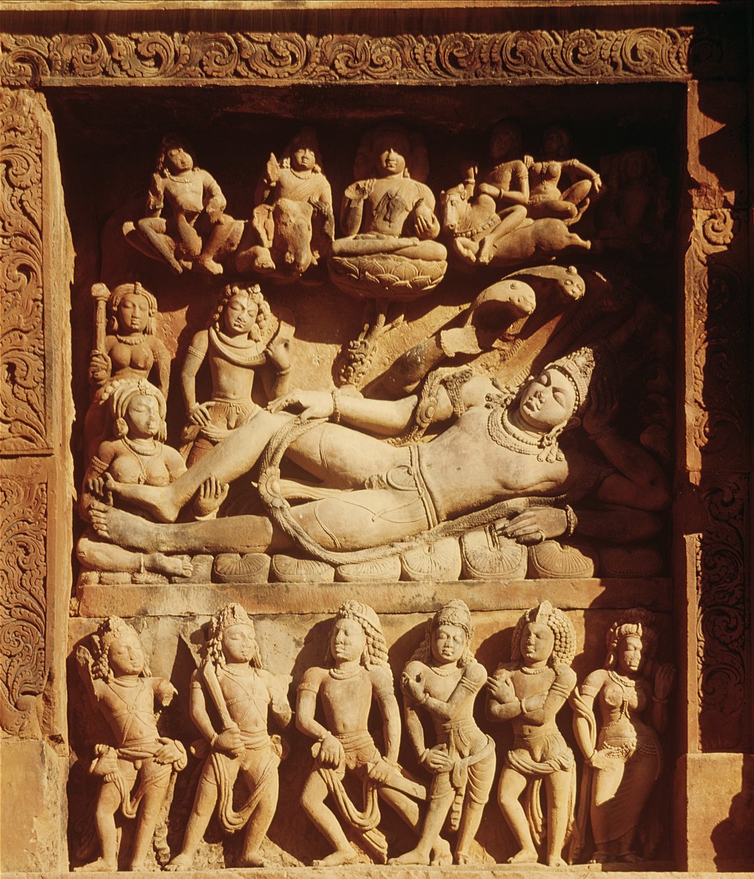 Vishnu kígyón, Seshán fekvő dombormű Visnu templomából, i.sz. 500 körül alkotó: Indian School