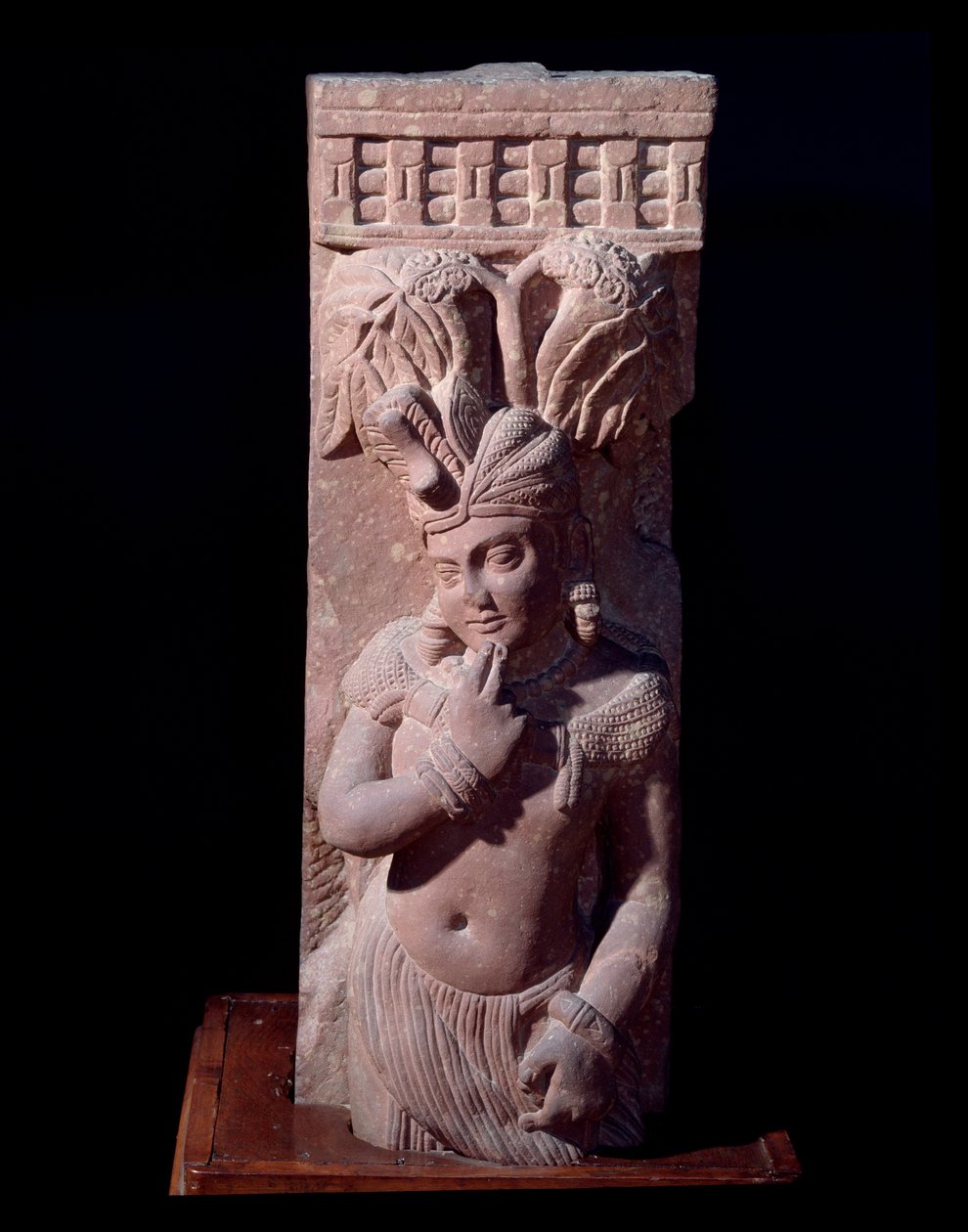 Rishyasringa, egy szarvas szarvaival született fiú, első szexuális élménye után elragadtatva (vörös homokkő szobor, Kushan Empire) alkotó: Indian School
