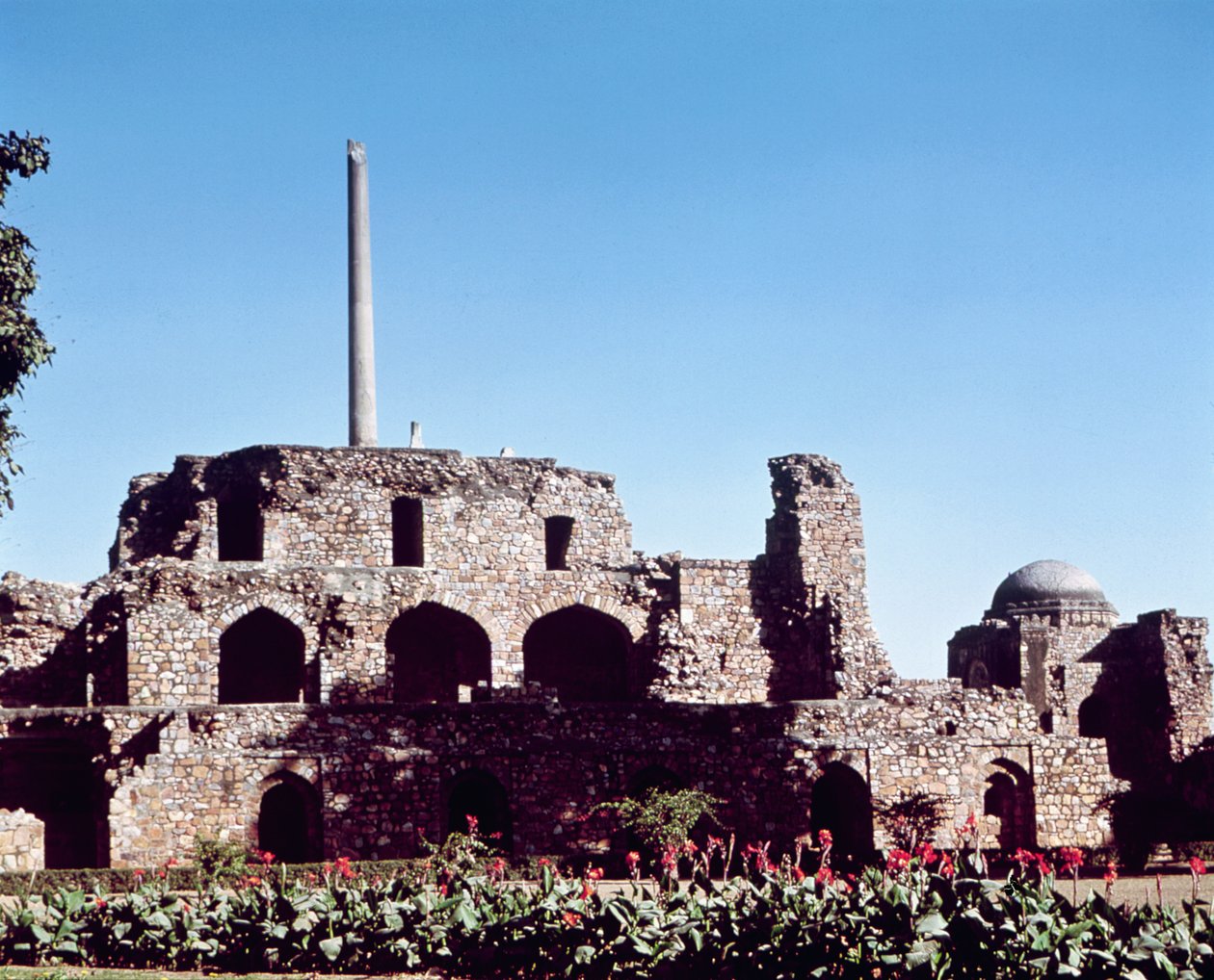 A Firuz Shah Tughluq (1351-88) által alapított Kotla Firuz Shah fellegvár romjai alkotó: Indian School