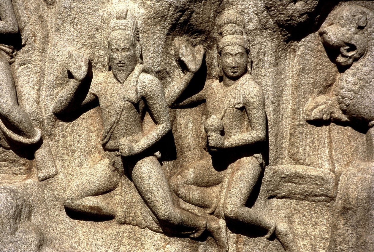 Siva ajándékot adományoz, részlet a Mahábhárata Ardzsuna vezeklését ábrázoló faragványból, Pallava (kő) alkotó: Indian School