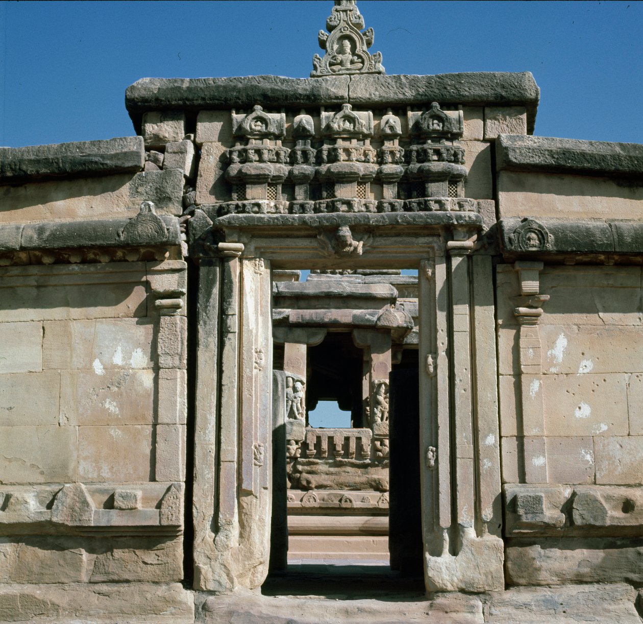 A templom oldalajtója alkotó: Indian School