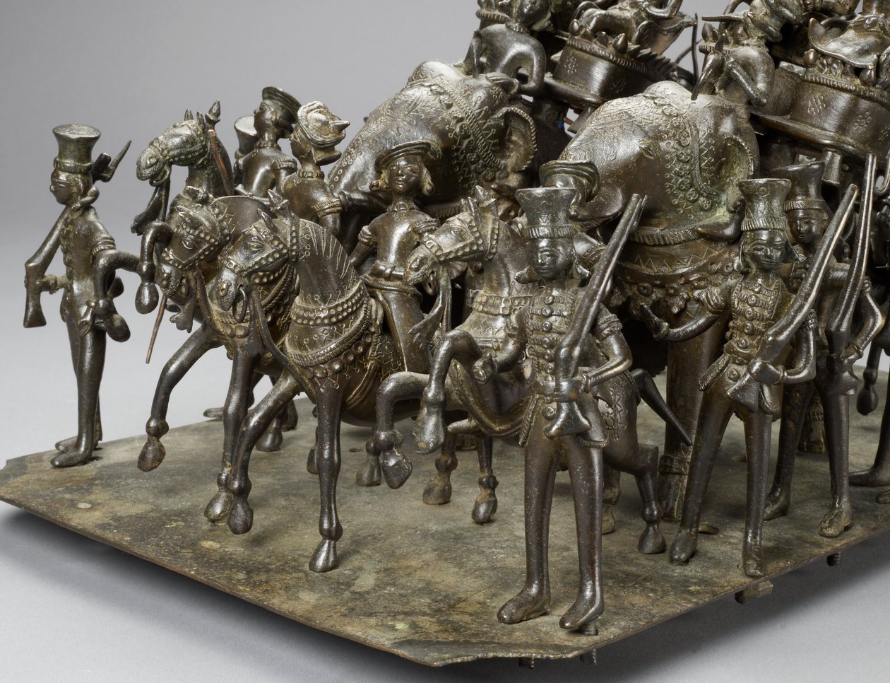 Oudh királyának kavalkádja a brit lakossal lovagolva elefánton, 1820 körül (bronz) (119069 részlet) alkotó: Indian School