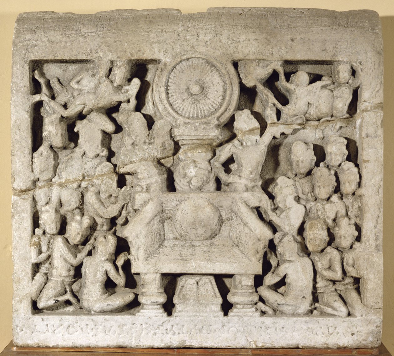 A buddhista szimbólumok, Amaravati (mészkő) imádata alkotó: Indian School