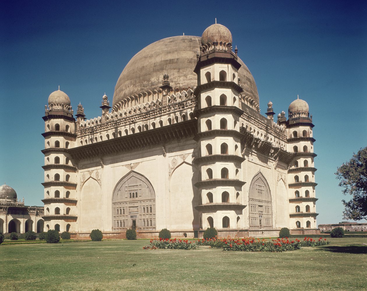 Kilátás a Gol Gumbazra, II. Mohammed Adil Shah (1627-57) mauzóleumára, 1659-ben épült alkotó: Indian School