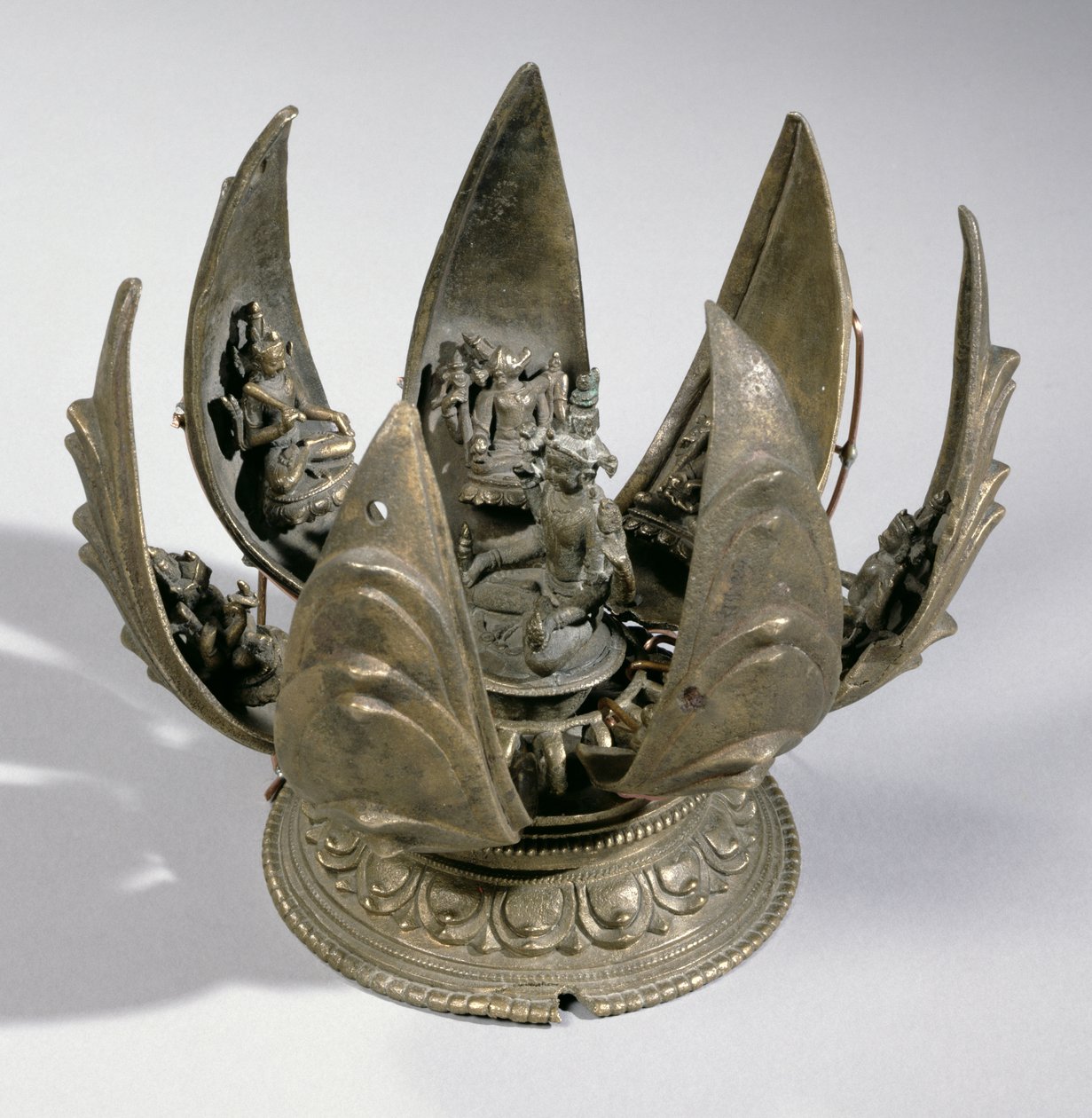 Visnu a lótusszal körülvéve inkarnációival a csuklós szirmokon, Kelet-India, 1200 körül (bronz) alkotó: Indian School