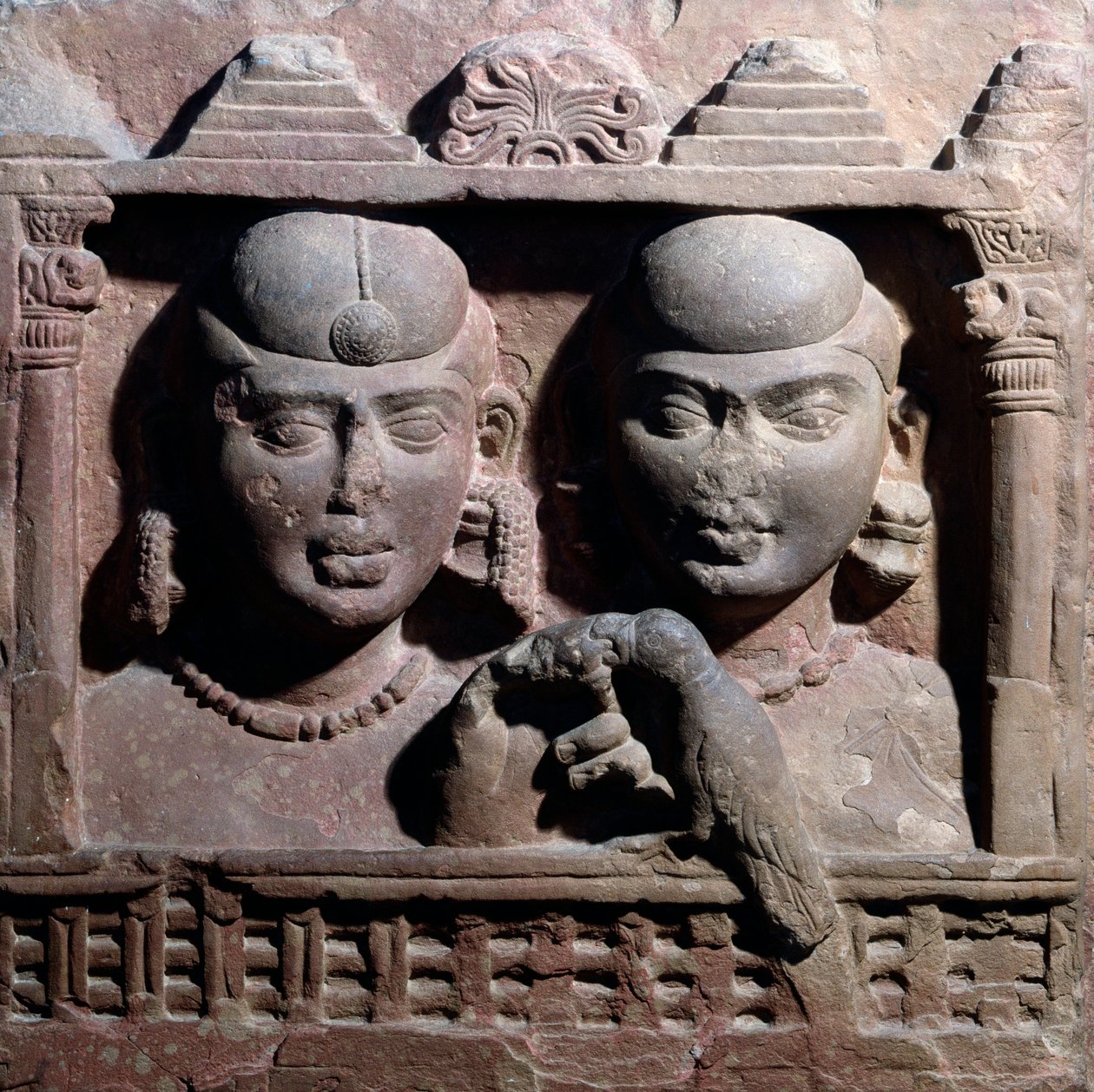 Yaksha és yakshini papagájjal játszik (vörös homokkő dombormű) alkotó: Indian School