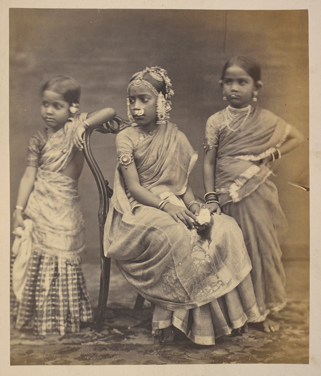 Madrasi gyerekcsoport, ékszerviselési módot mutatva, 1870 körül (szépia fotó) alkotó: Indian photographer