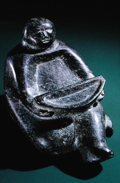 Figurát tartó kínálótál, Cape Dorsetből (szappankő) alkotó: Inuit School