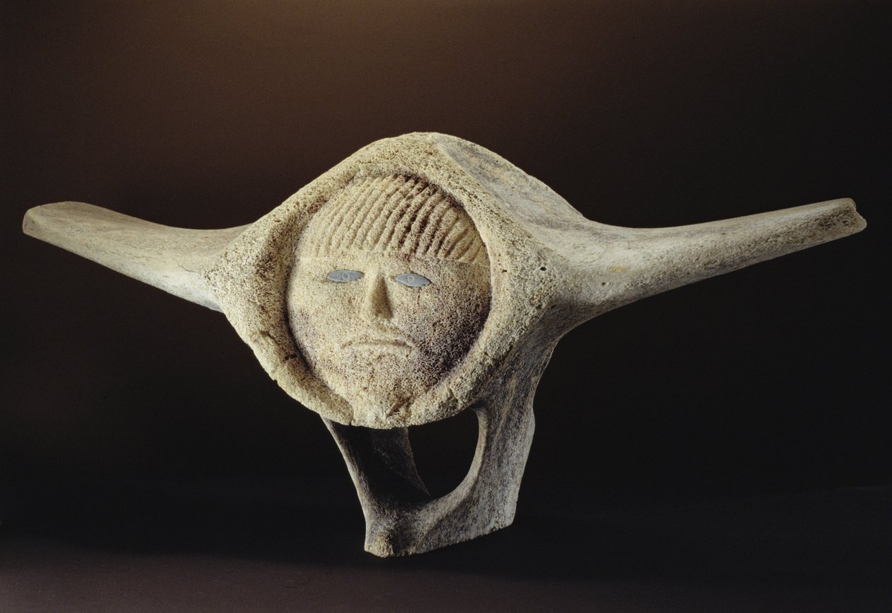 Janus Head, a Dorset-fokról (bálna csigolya) alkotó: Inuit School