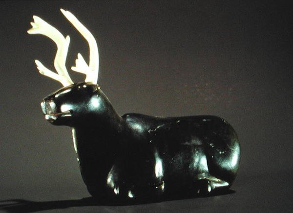 Moose, a Dorset-fokról (szappankő) alkotó: Inuit School