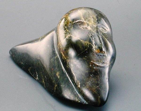 Mosolygó ember, a Dorset-fokról (szappankő) alkotó: Inuit School