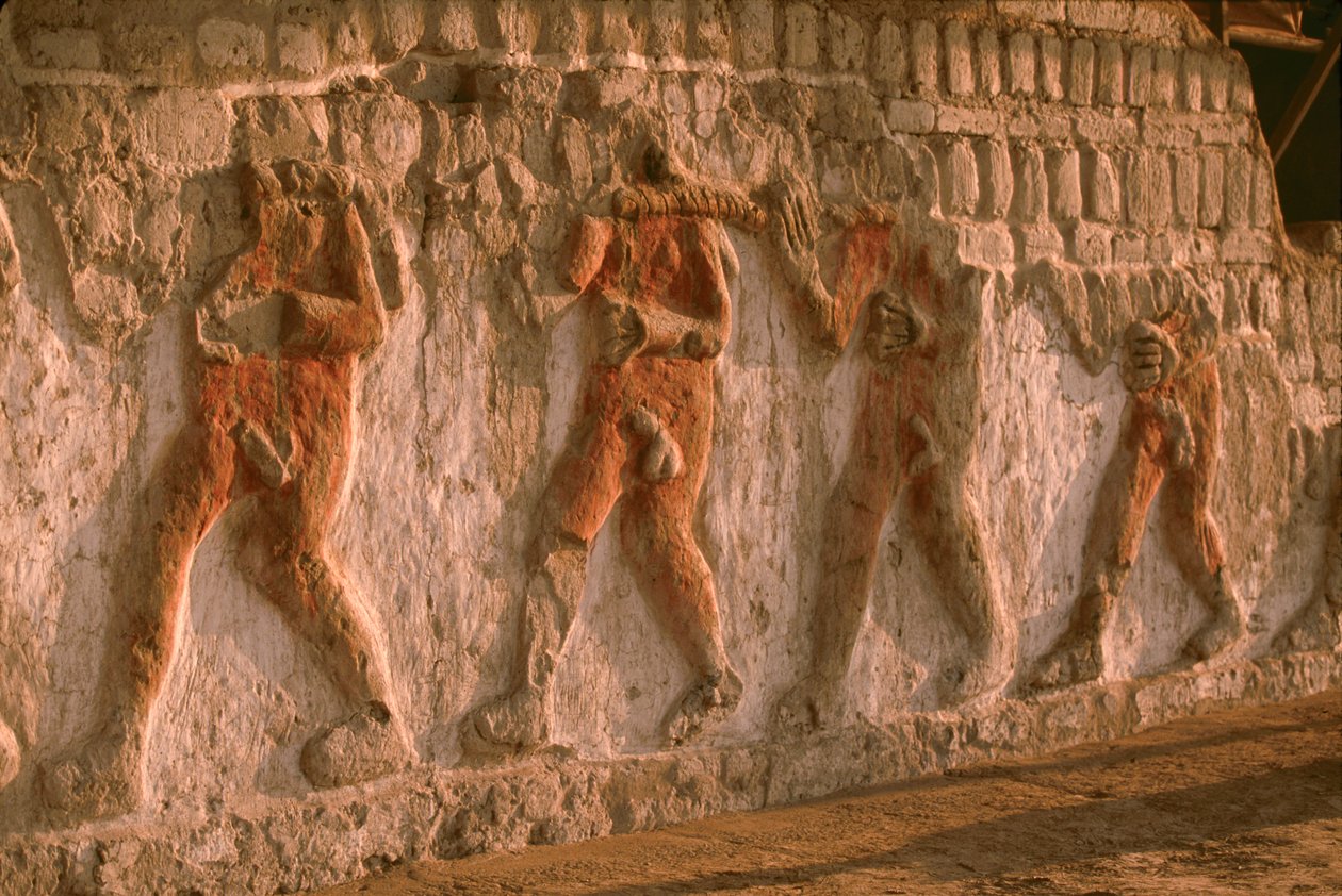 A Moche meztelen foglyok fríze a Huaca Cao Viejo falán El Brujo....-ban, 2005 (fotó) alkotó: Ira Block