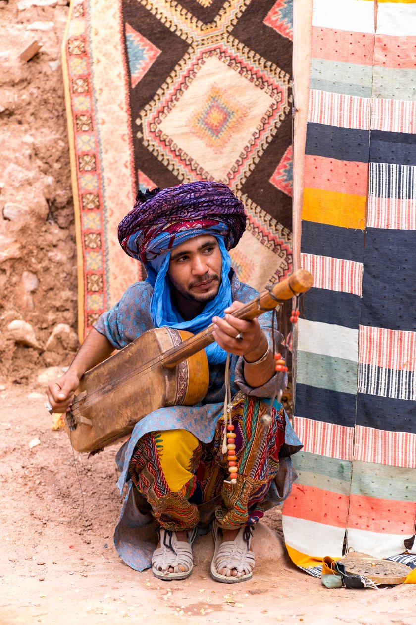 Helyi zenész Ait Benhaddou ksarjában, Marokkóban, 2017 (fotó) alkotó: Ira Block