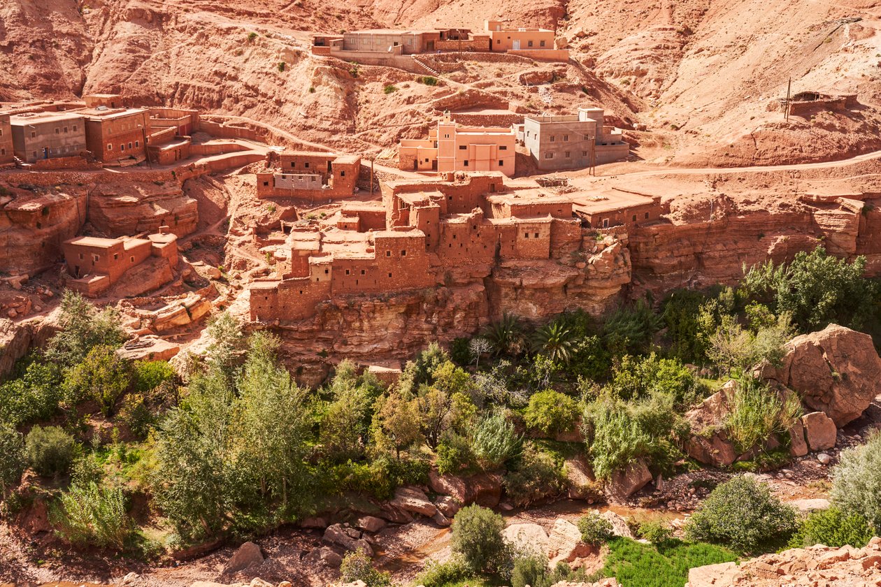 Egy városrészlet Marrákesben, Marokkóban, Ait Benhaddou felé vezető úton, Marrakesh, 2019 (fotó) alkotó: Ira Block