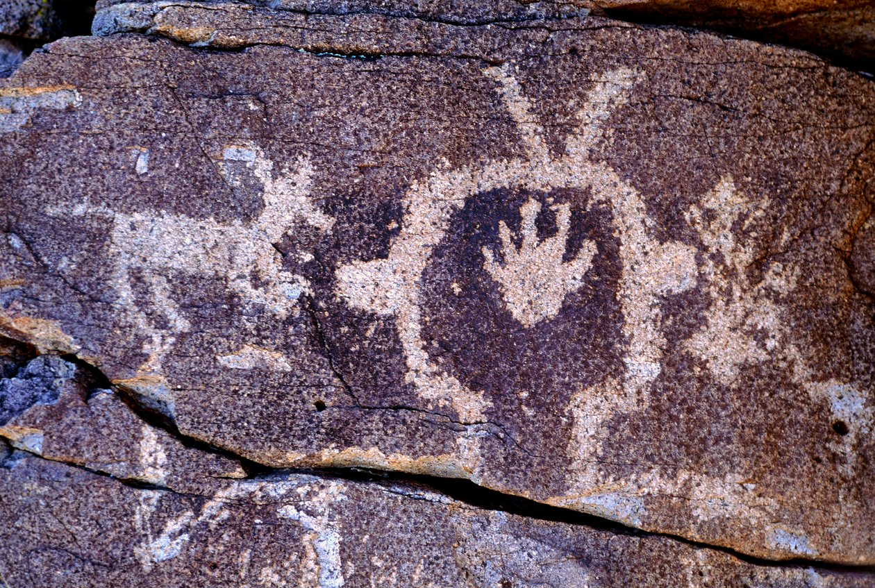 Anasazi Petroglyph (sziklarajz) faragványok Új-Mexikóban. alkotó: Ira Block