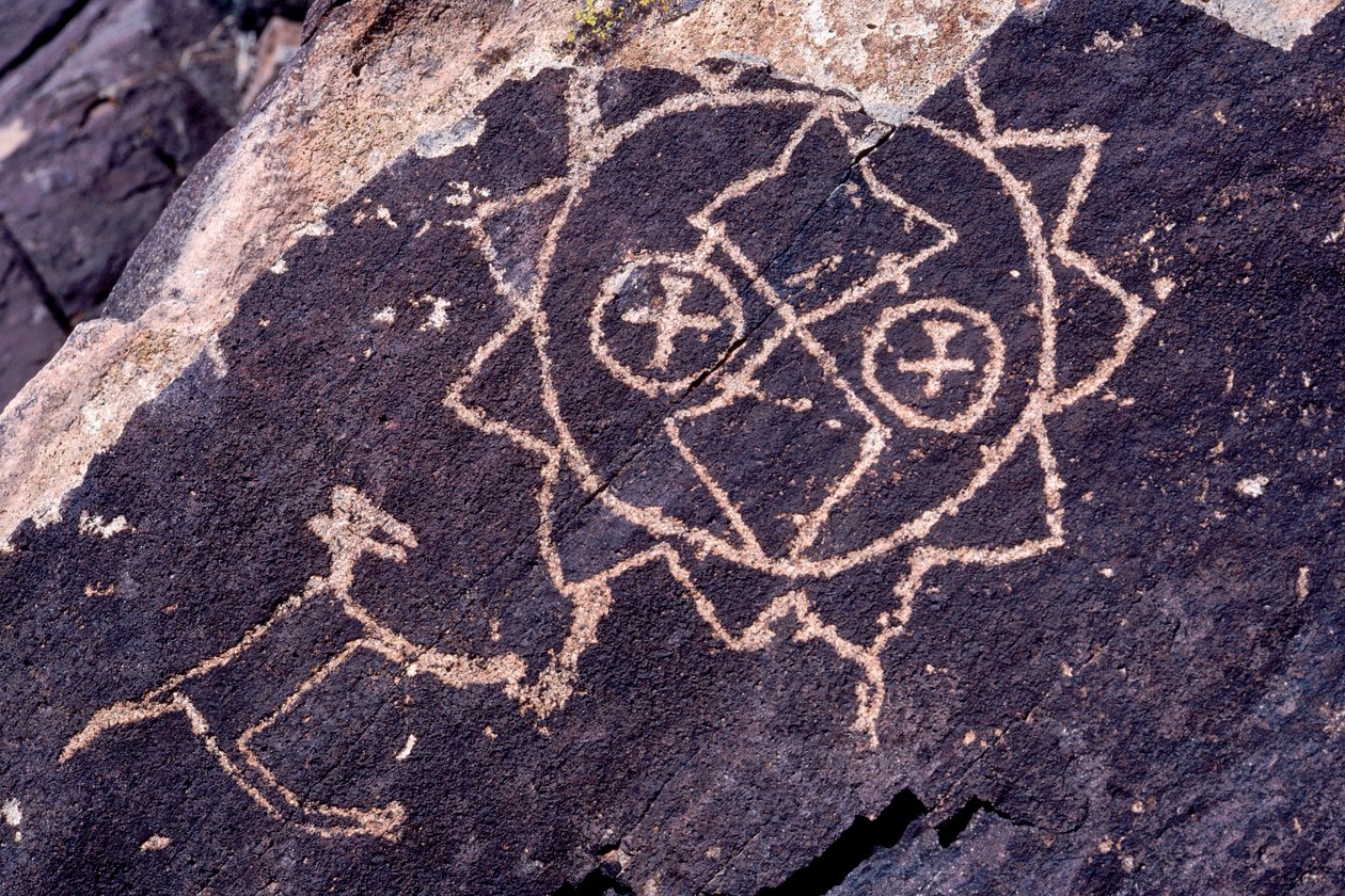 Anasazi Petroglyph (sziklarajz) faragványok Új-Mexikóban alkotó: Ira Block