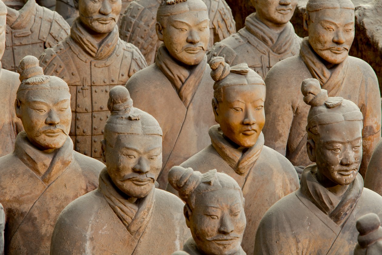 A Terra Cotta Harcos Múzeumban, a különböző harcosok jelenetei a Pit 1 területen., 2009 (fotó) alkotó: Ira Block